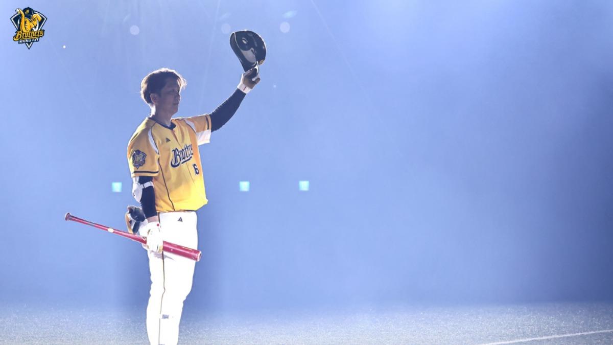 周思齊昨日再度扛下開路先鋒、指定打擊，也在四局下敲安時脫帽致意。（圖／中信兄弟提供）