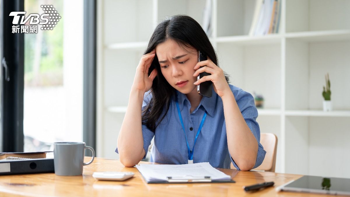 平常已經透過訊息聊天，講電話就瞬間沒了話題。（示意圖／shutterstock 達志影像）