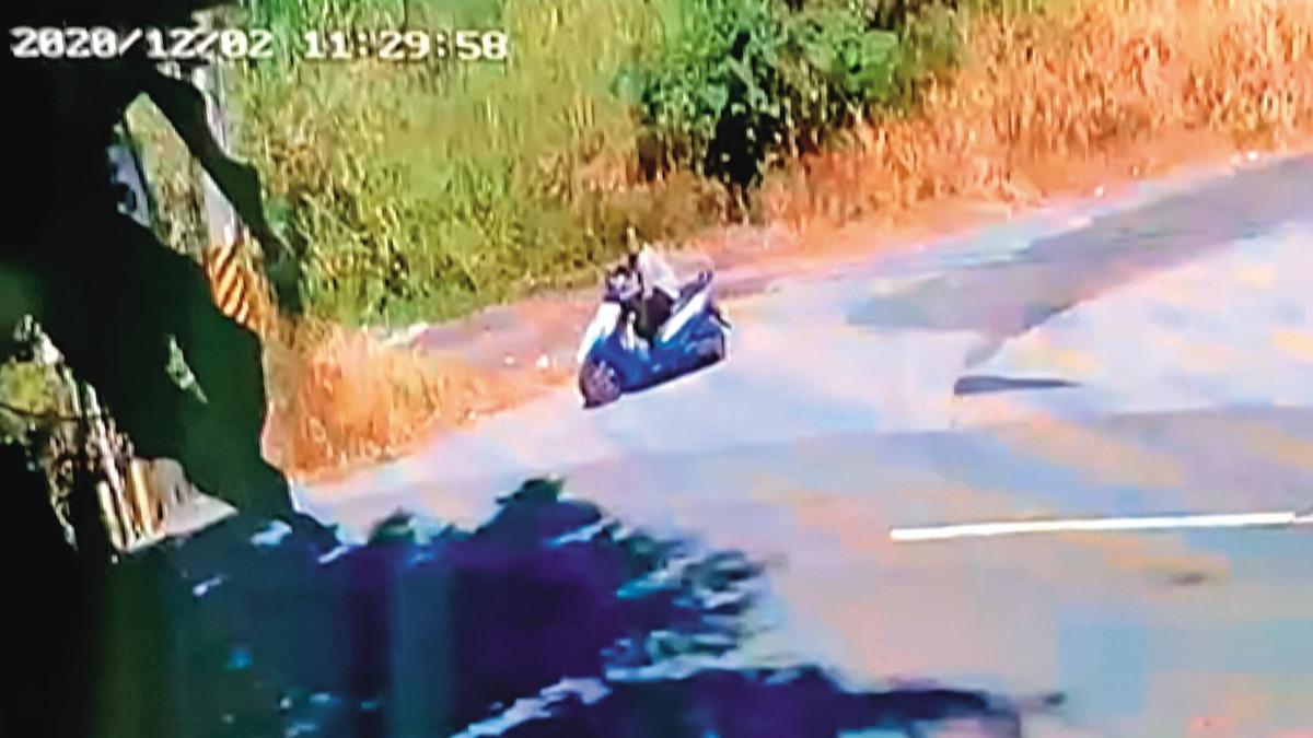 陳信凱棄屍後，把推車、行李箱通通丟棄，下山時機車後方空無一物。（圖／翻攝畫面）