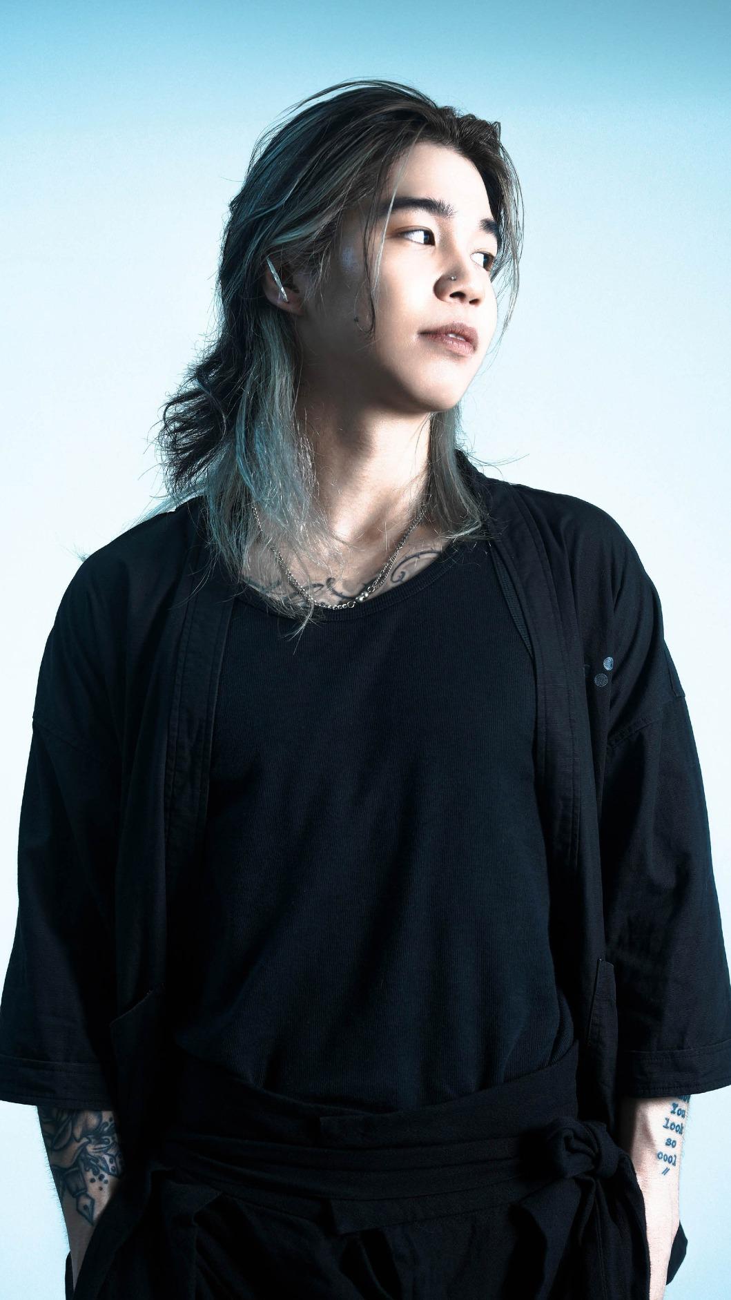 王謙特別吸引漂亮的女粉絲。（圖／形上娛樂提供）