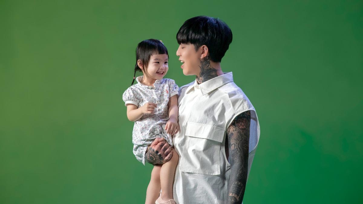 謝和弦帶女兒一起拍MV。（圖／馬槽音樂提供）
