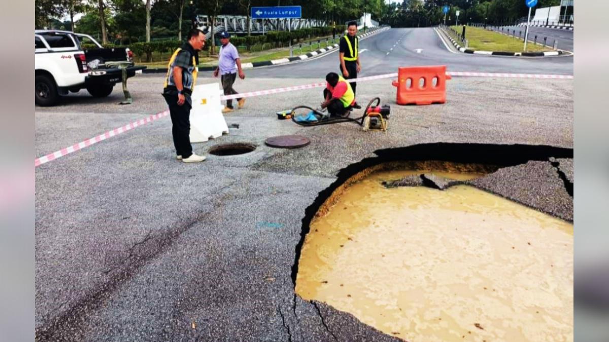 馬來西亞吉隆坡國際機場貴賓大樓外出現天坑。（圖／翻攝自光明日報）