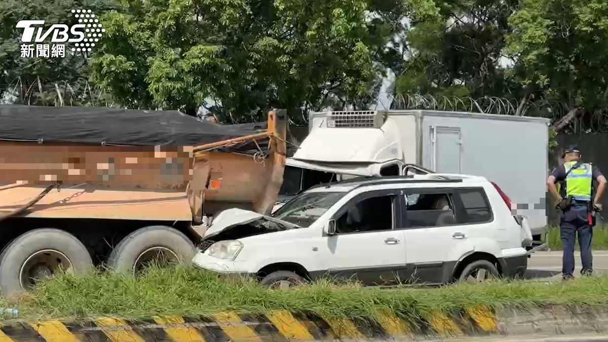 物流車追撞休旅車、砂石車。（圖／TVBS）