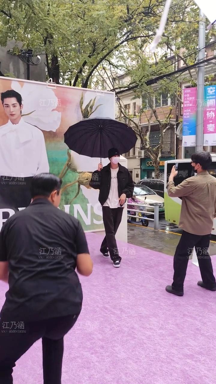 有上海粉絲拍到邊佑錫活動後還出來跟看板合照。（圖／翻攝自江乃涵.（心碎版）@小紅書）