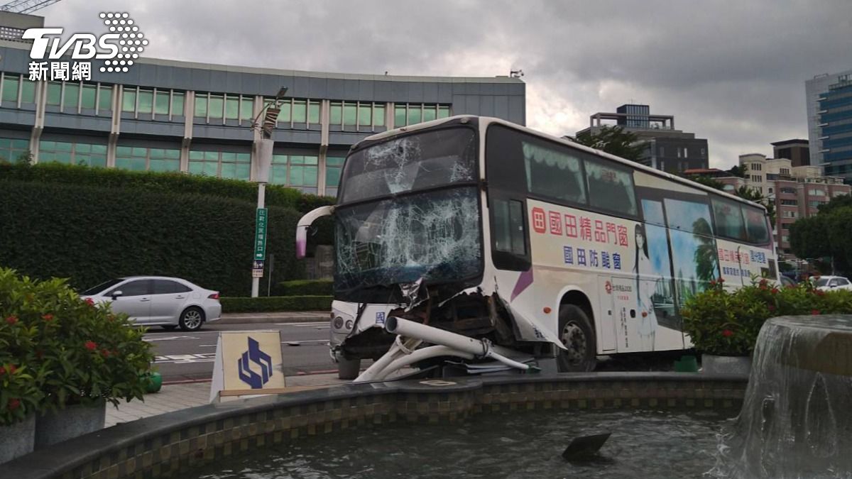 客運不明原因控撞上松山機場外水池。（圖／TVBS）