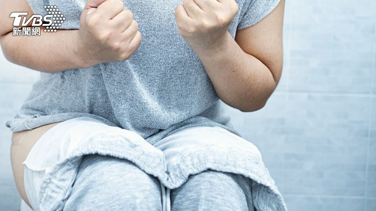 中國大陸一名男子排便太用力導致氣胸。（示意圖／Shutterstock達志影像）