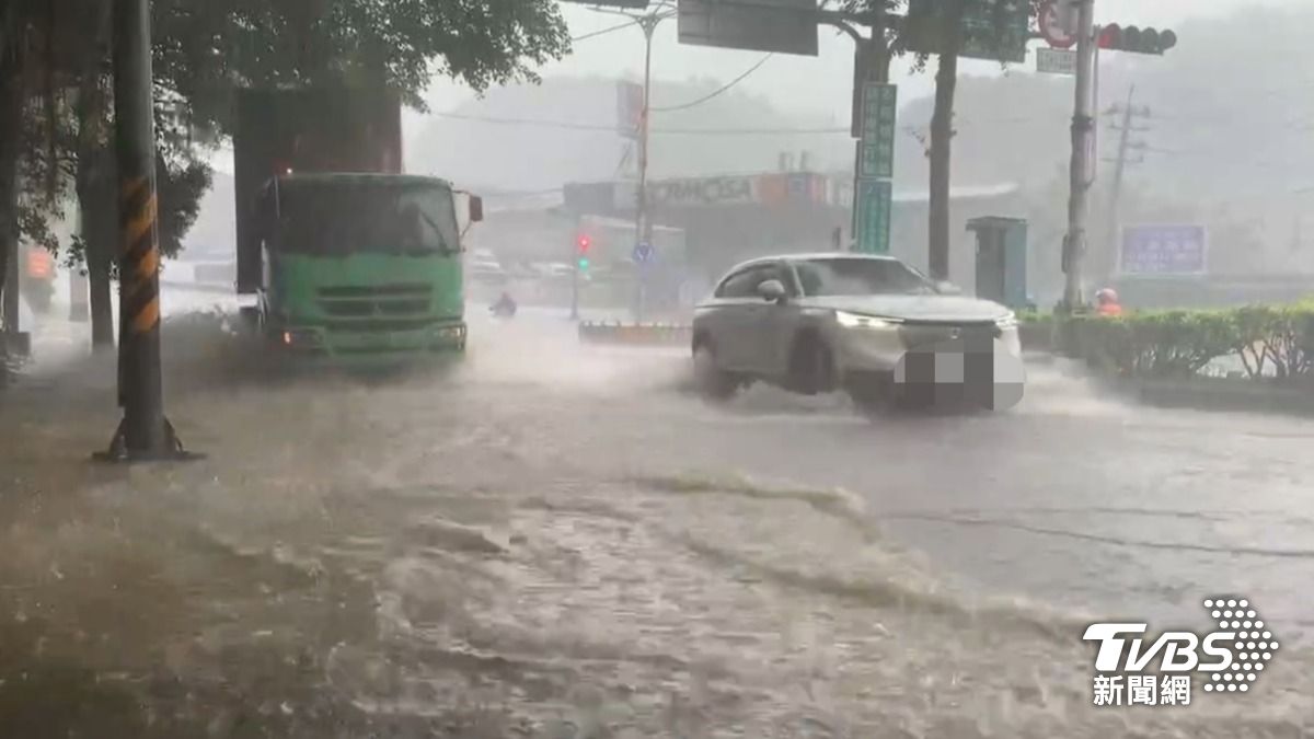 大雷雨狂轟基隆，已有多處開始積水。（圖／TVBS）