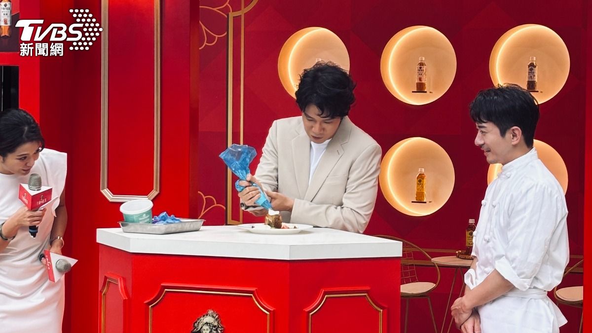 薛仕凌嘗試擠奶油花。（圖／羅子欣攝）