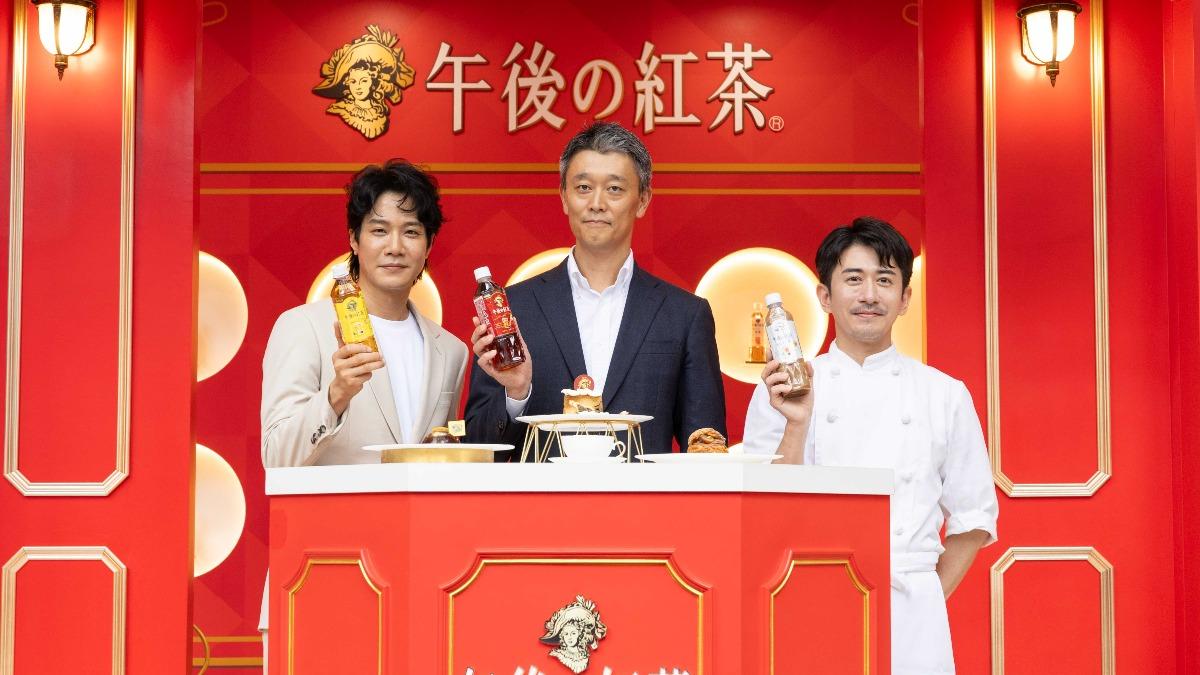 薛仕凌（左）與社長中川亮、折田主廚。（圖／午後の紅茶 提供 ）