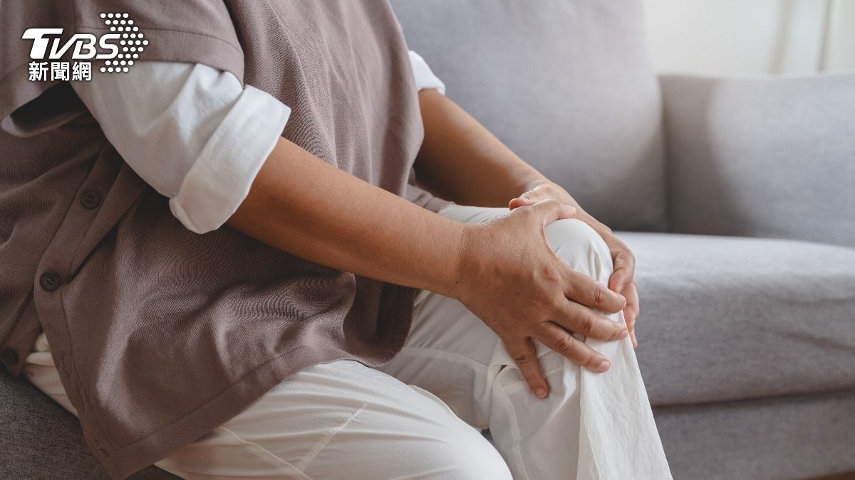 68歲婦人長年左膝疼痛，罹退化性關節炎。（示意圖／shutterstock達志影像） 