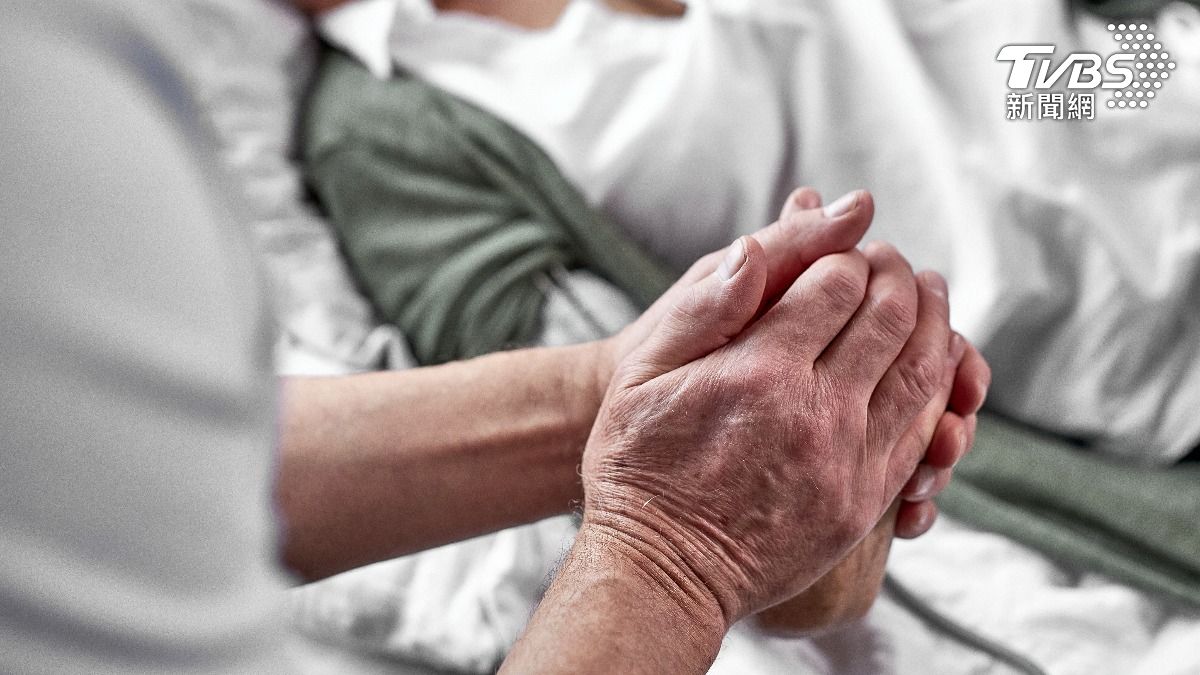 老董離世前將遺產全權交給看護女友。（示意圖／達志影像shutterstock）