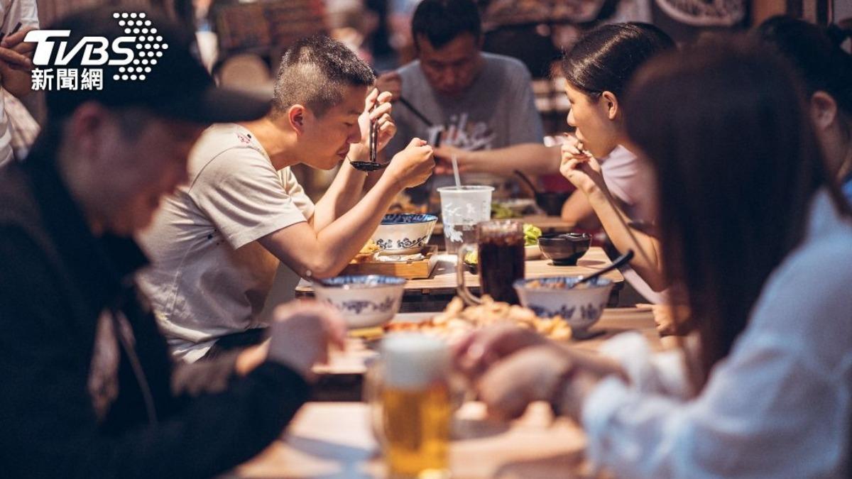 網友相當在意約會餐桌禮儀，女方2舉動讓他「冷掉」。（示意圖／shutterstock達志影像）