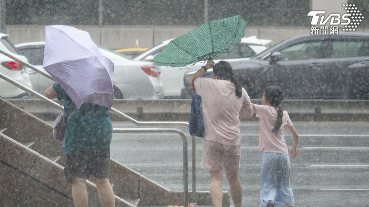 國家災害防救科技中心提醒12縣市山區須留意山區致災降雨。（圖／張哲鳴攝）