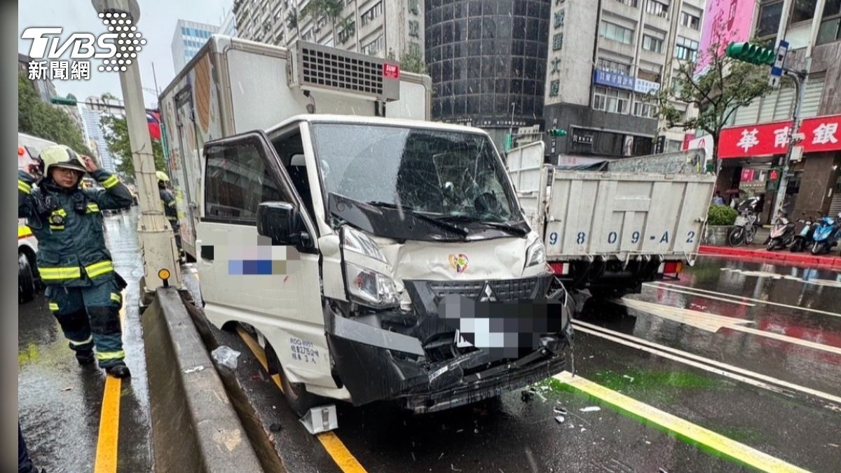 小貨車駕駛因為撞擊車頭變形，駕駛夾困駕駛座上，經救援後送醫治療。（圖／TVBS）