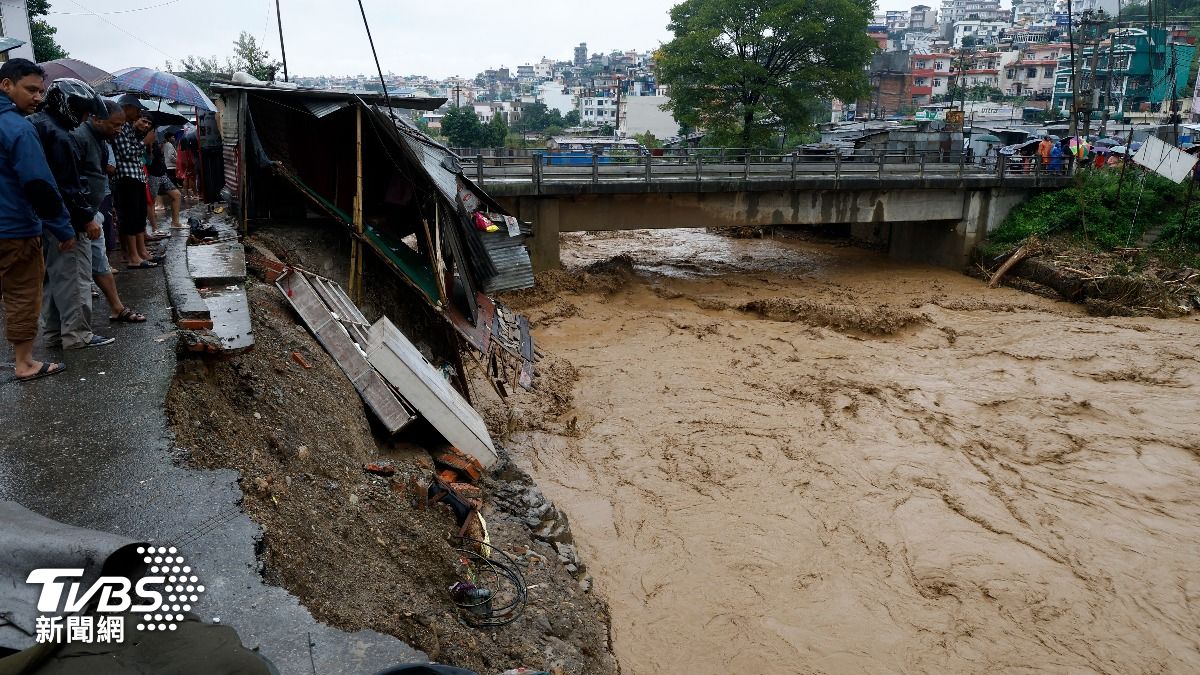 密集強降雨讓尼泊爾發生洪災，大面積建築被毀，超過60人死亡。（圖／達志影像美聯社）