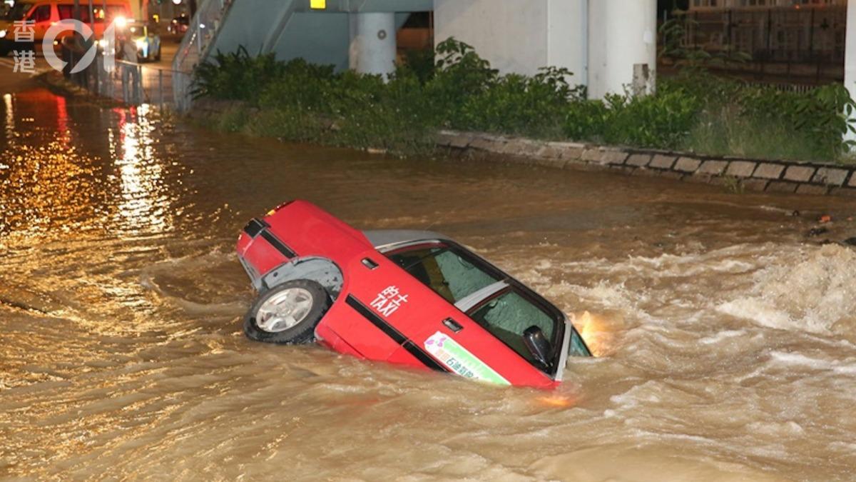 計程車整輛被洪水吞沒。（圖／香港01授權）