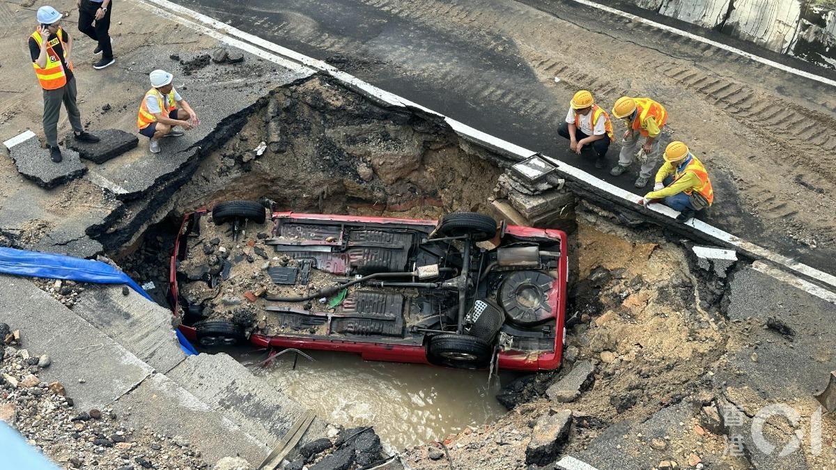 計程車墜落天坑。（圖／香港01授權）