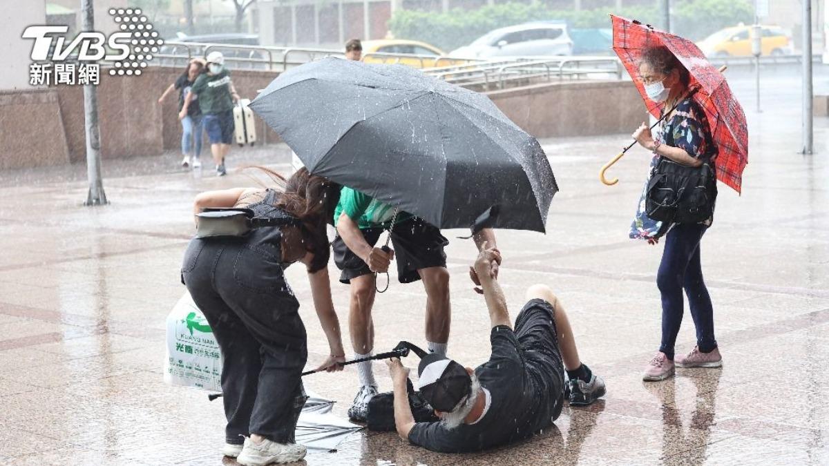 山陀兒颱風逼近，有網友不想放颱風假引起討論。（圖／張哲鳴攝）