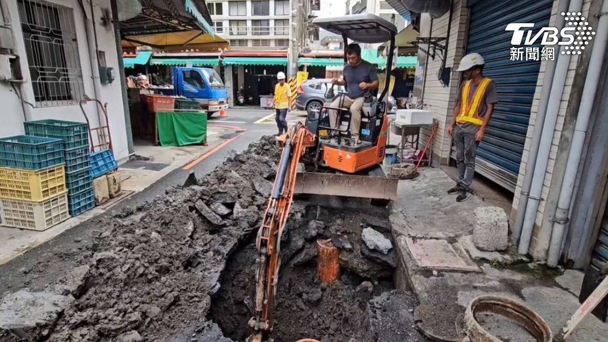 宜蘭市東後街昨日深夜傳出路道路塌陷。（圖／TVBS）