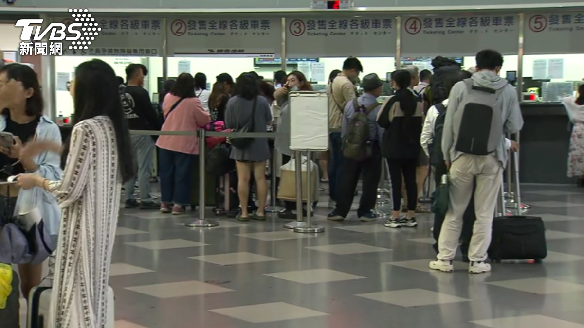 台鐵花東、南迴線停駛　旅客擠滿車站退換票