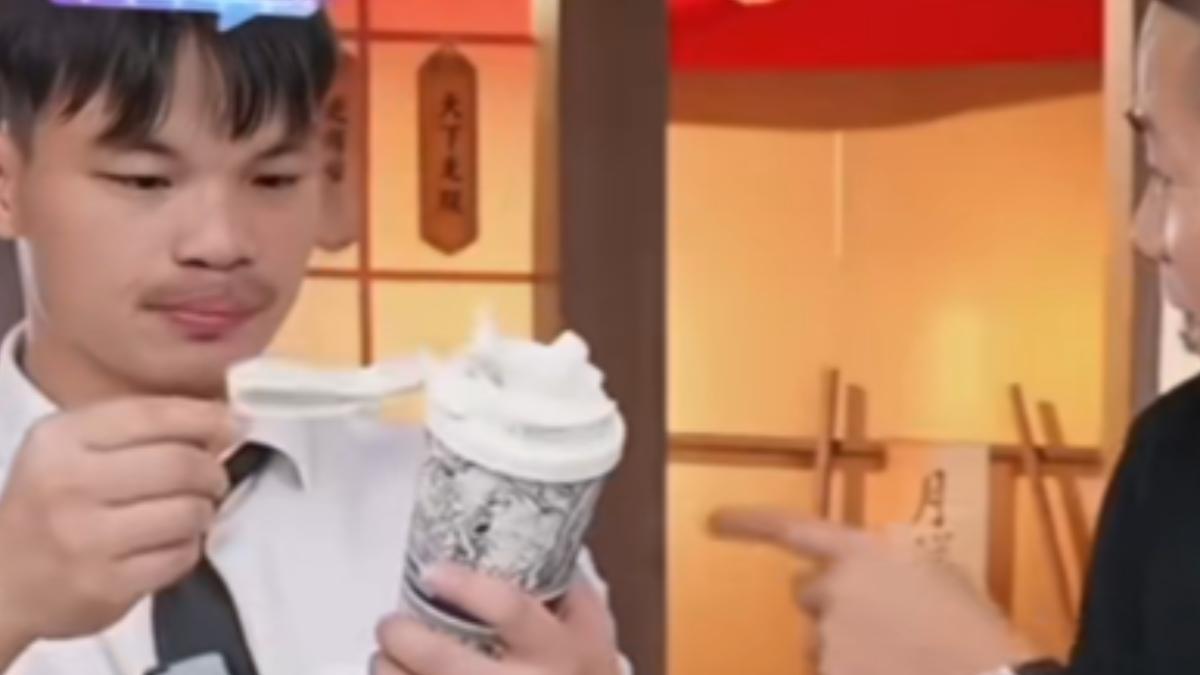 「陌莉絕弦」口感、外型神似霸王茶姬。（圖／翻攝自微博）