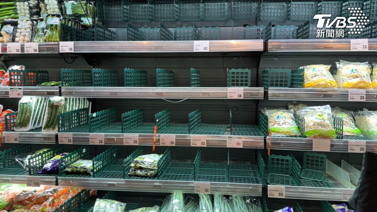 Supermarkets emptied as Typhoon Krathon approaches Taiwan (TVBS News) Supermarkets emptied as Typhoon Krathon approaches Taiwan