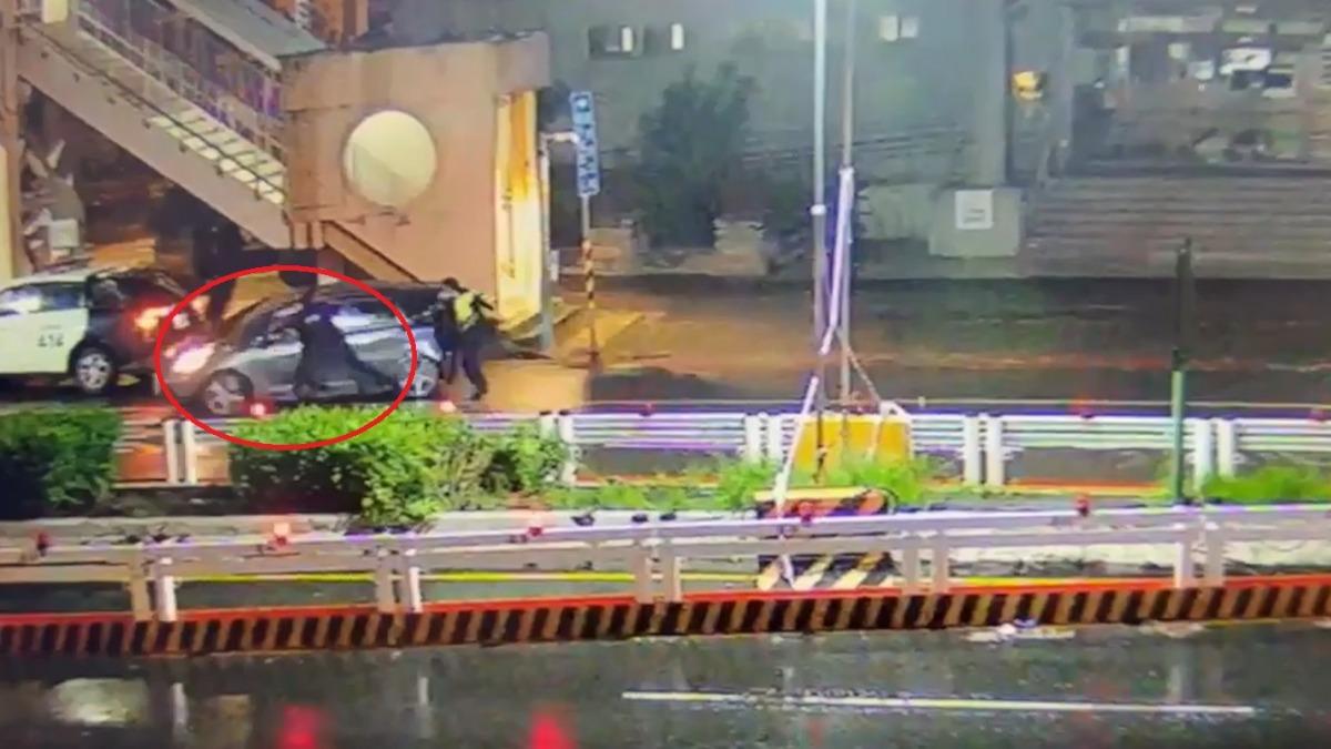 劉姓所長被拖行。(圖/翻攝記者爆料網)