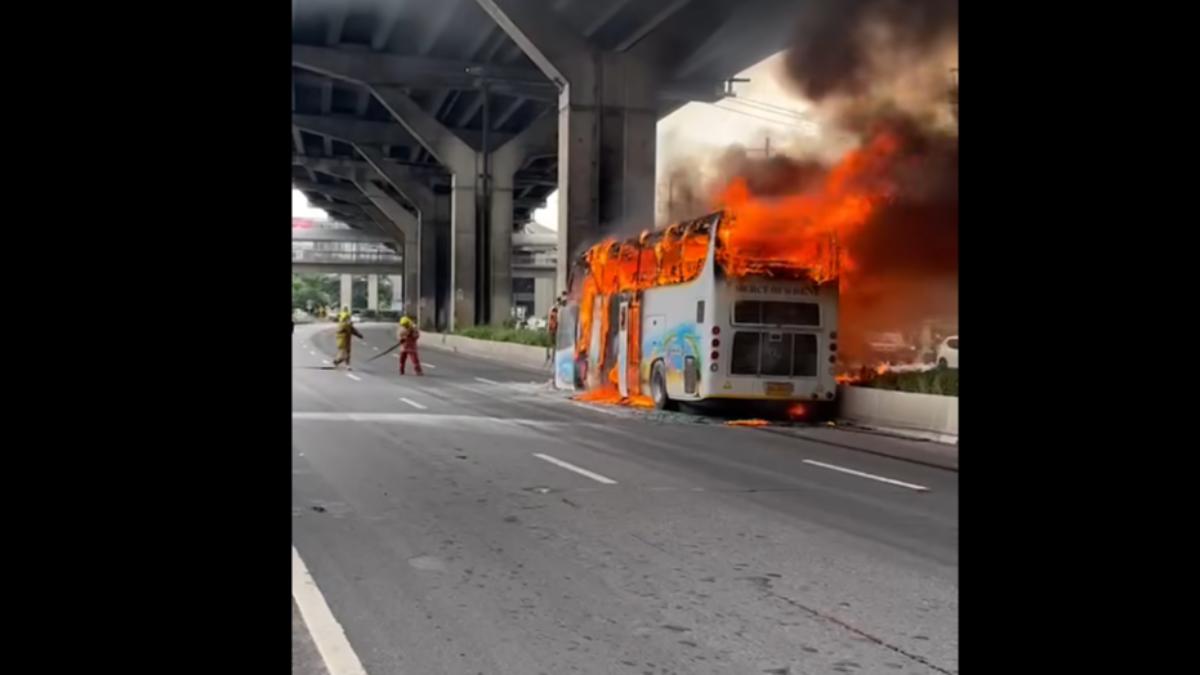 曼谷公路稍早發生嚴重火燒車，恐造成至少25人死亡。（圖／翻攝自曼谷消防隊粉專）