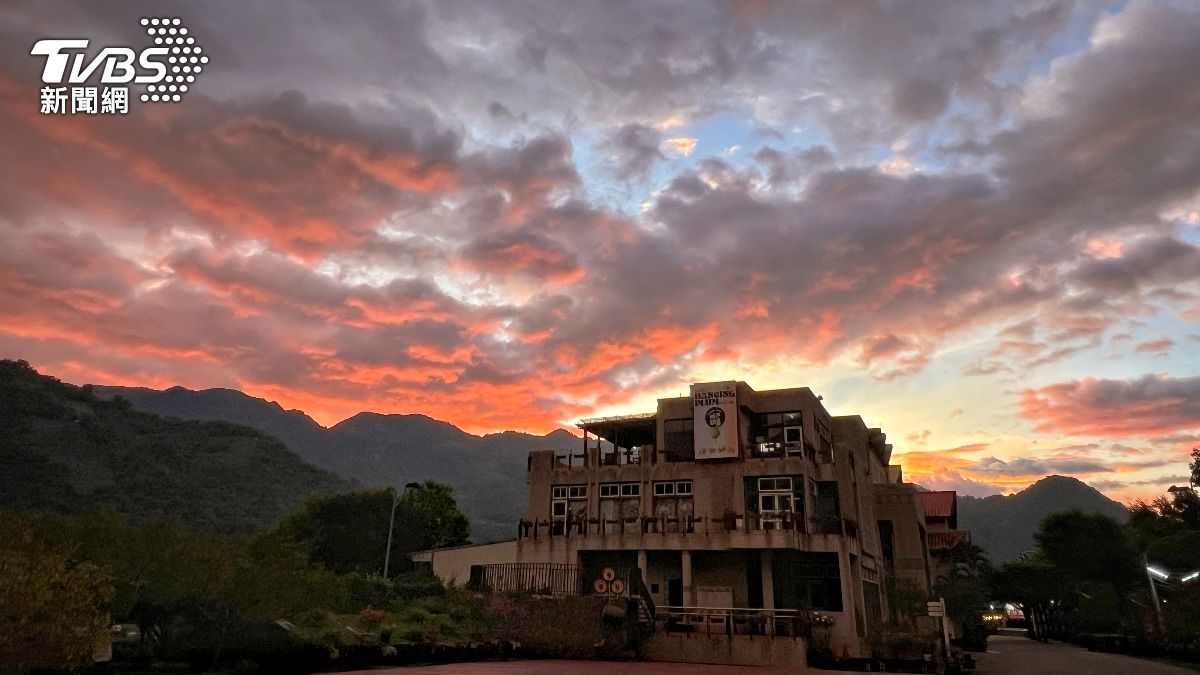 暴風雨前寧靜？山陀兒逼近南投出現「火燒雲」 氣象專家解釋了│TVBS新聞網