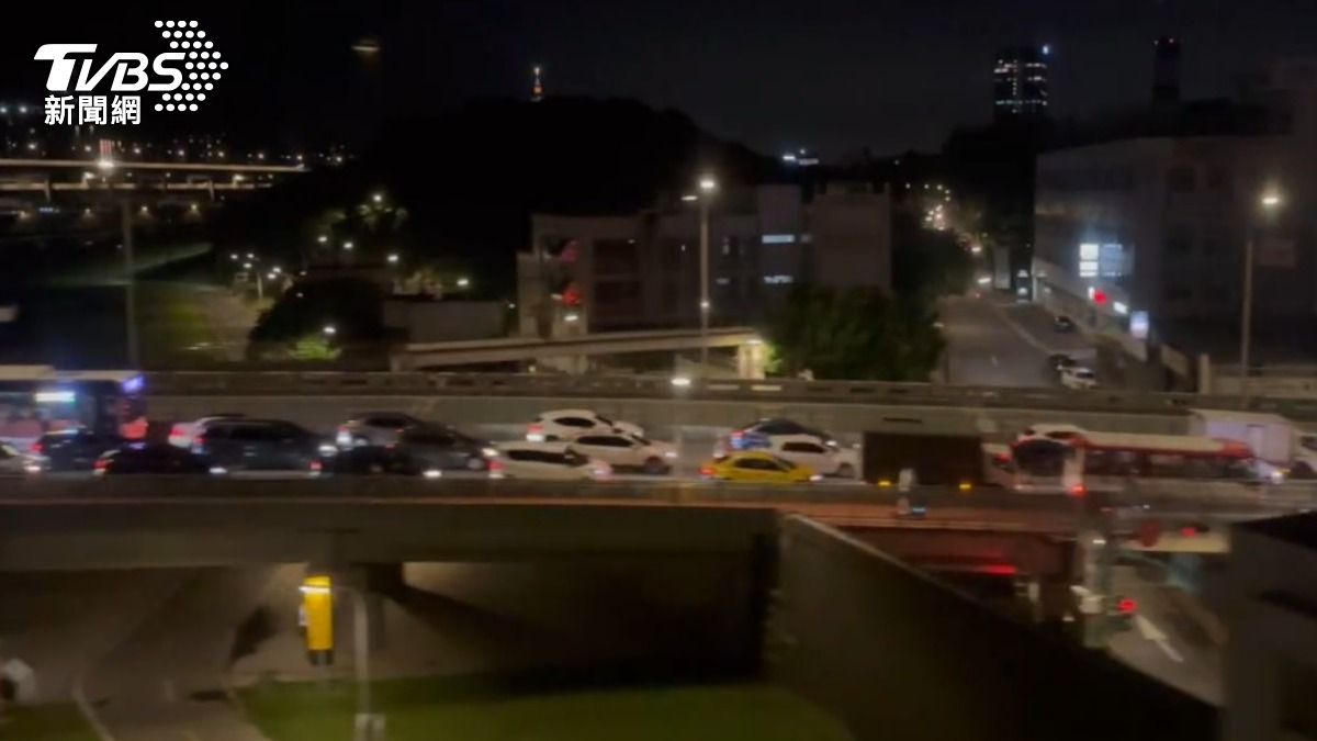 捷運上觀察，整條南湖大橋動彈不得。（圖／民眾提供）