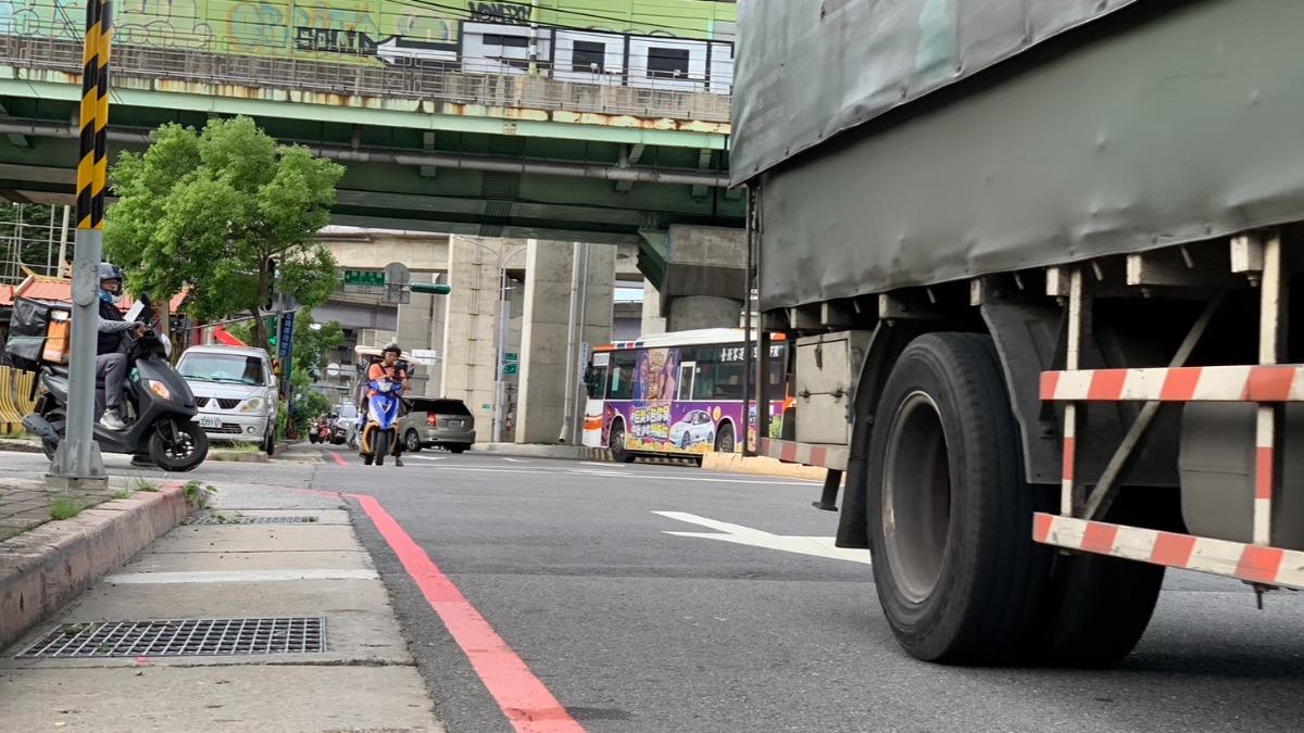 雙北颱風假開放紅黃線有條件停車。（圖／新北市政府提供）