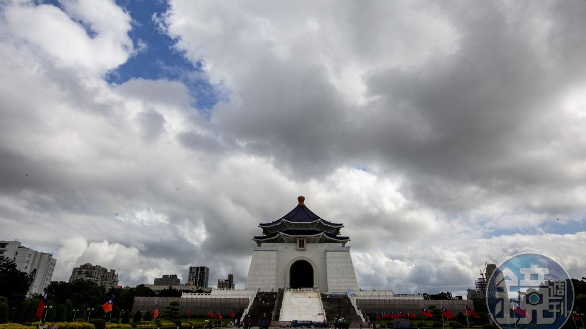 今（2日）全台停班課，但中颱「山陀兒」遲遲未登陸，多處風雨都未達颱風假標準。（本刊資料照）