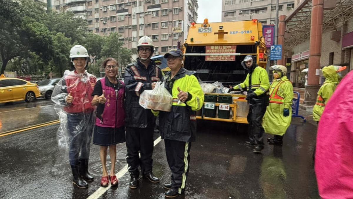 颱風山陀兒龜速移動 高市啟動垃圾隨車收運。（圖／高雄市環保局提供）