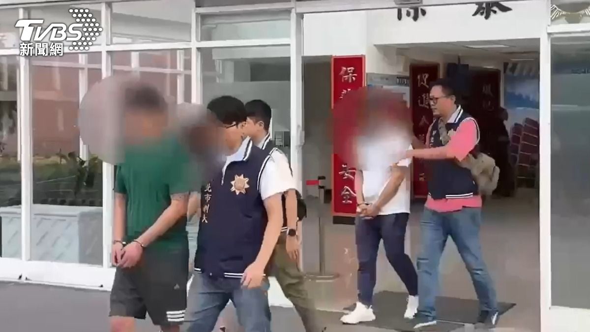 警方將黃姓夫妻檔等3名販毒集團成員移送法辦。（圖／TVBS）