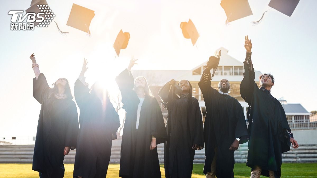 大學畢業後的未來出路是不少人考量的重點。（示意圖／shutterstock 達志影像）