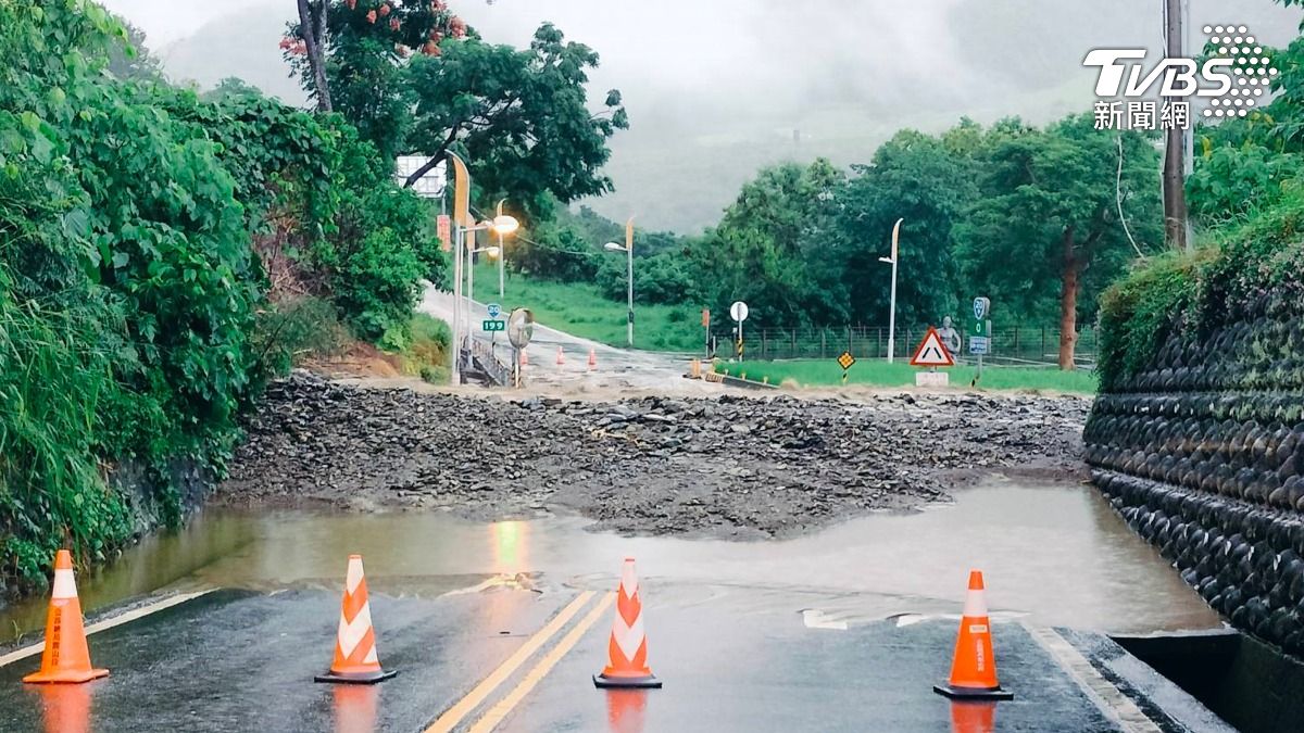 南橫公路台東端入口處初來路段，3日清晨發生土石流，造成道路雙向阻斷。（圖／關山工務段提供）