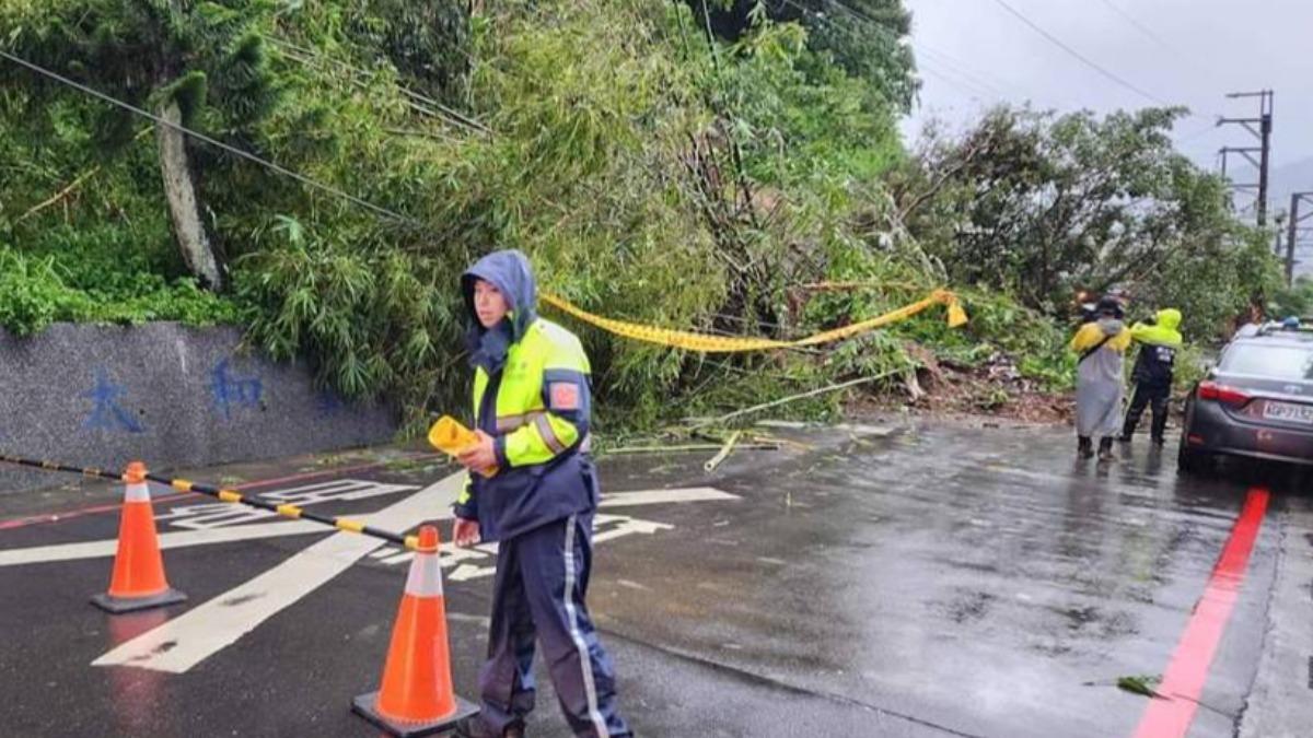 山陀兒颱風造成基隆瑞工隧道外道路土石崩落。（圖／翻攝畫面）