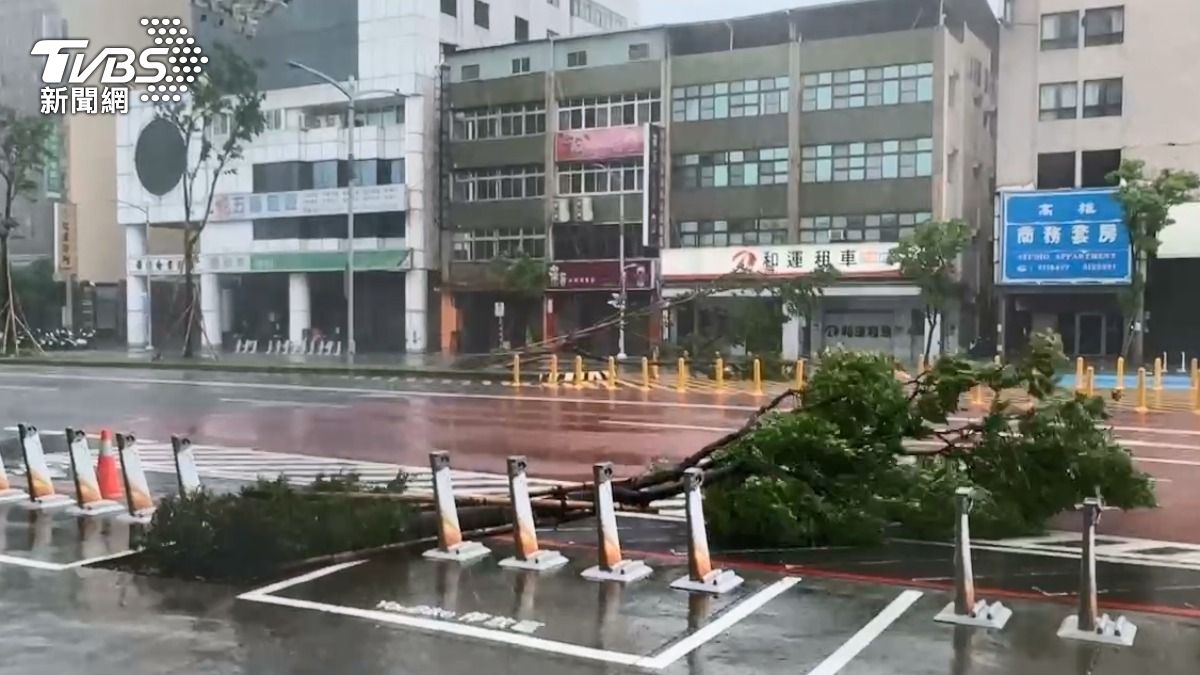 Typhoon Krathon claims two lives, two missing in Taiwan (TVBS News) Typhoon Krathon claims two lives, two missing in Taiwan