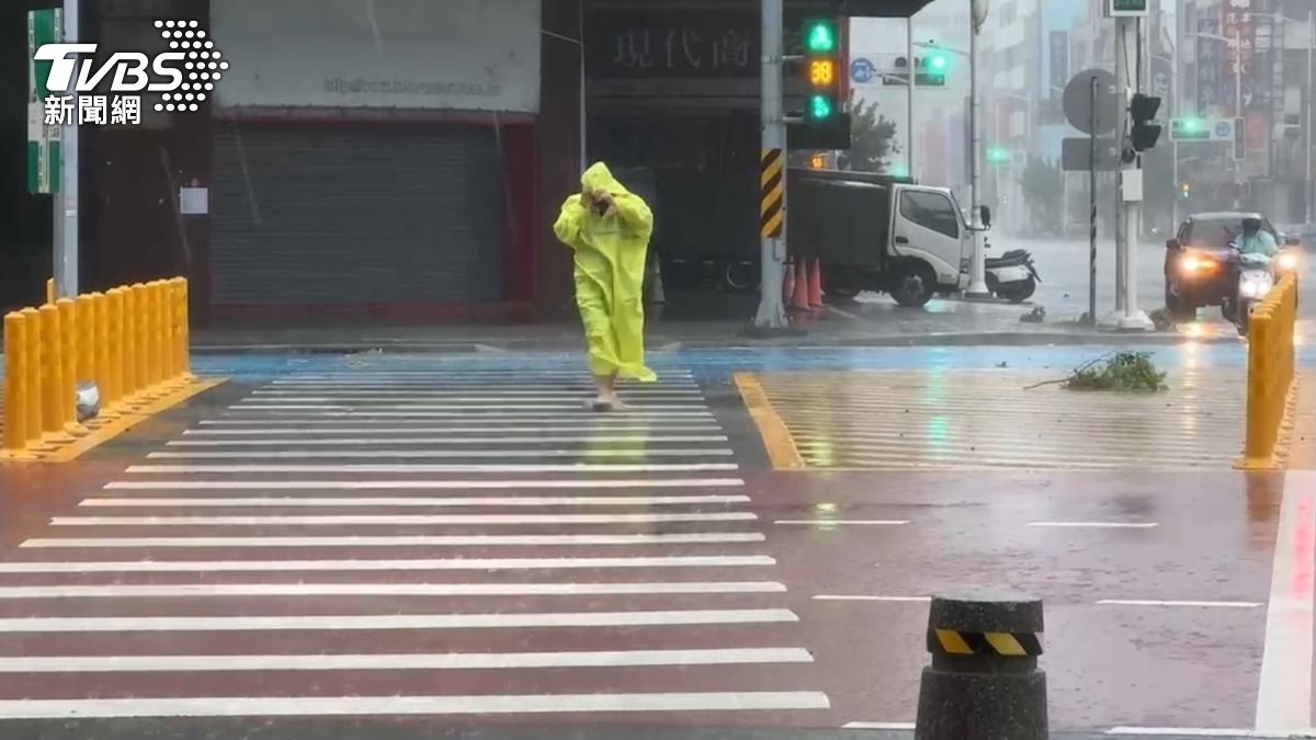 山陀兒強風發威，國家警報再響。（圖／黃城碩攝）