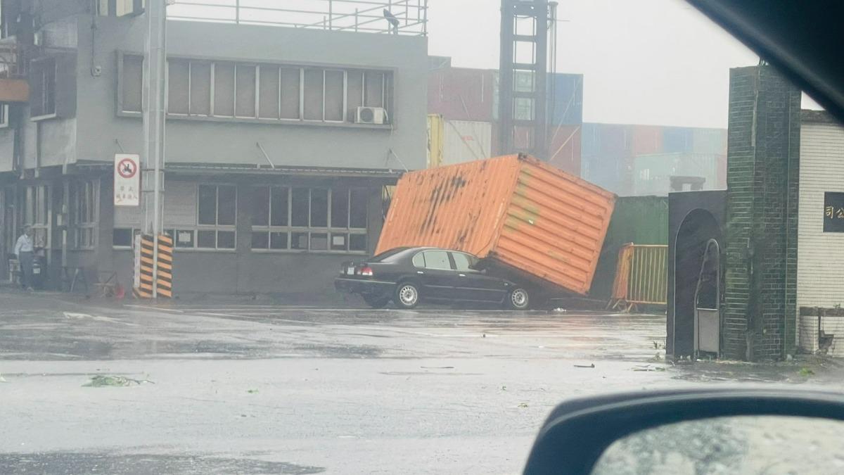 高雄貨櫃被吹落砸在小轎車上。（圖／民眾提供）