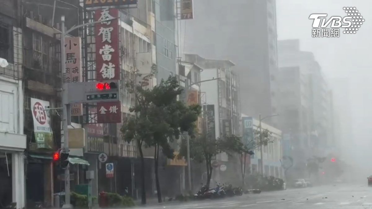 山陀兒登陸高雄，市區狂風暴雨。（圖／TVBS）