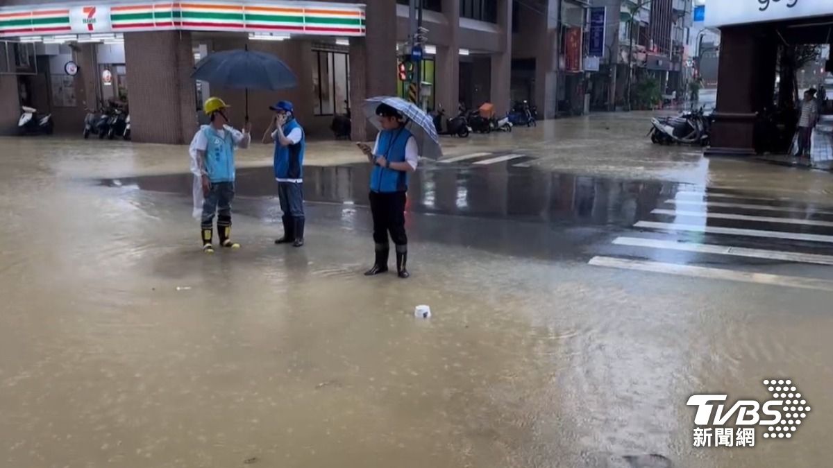 基隆市受豪雨影響，出現嚴重淹水。（圖／TVBS）