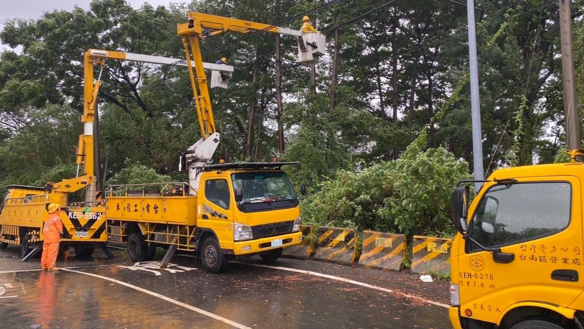 台灣電力公司台南區營業處成立緊急應變小組，提前進行電桿、電線周遭樹木修剪作業。（圖／台電提供）