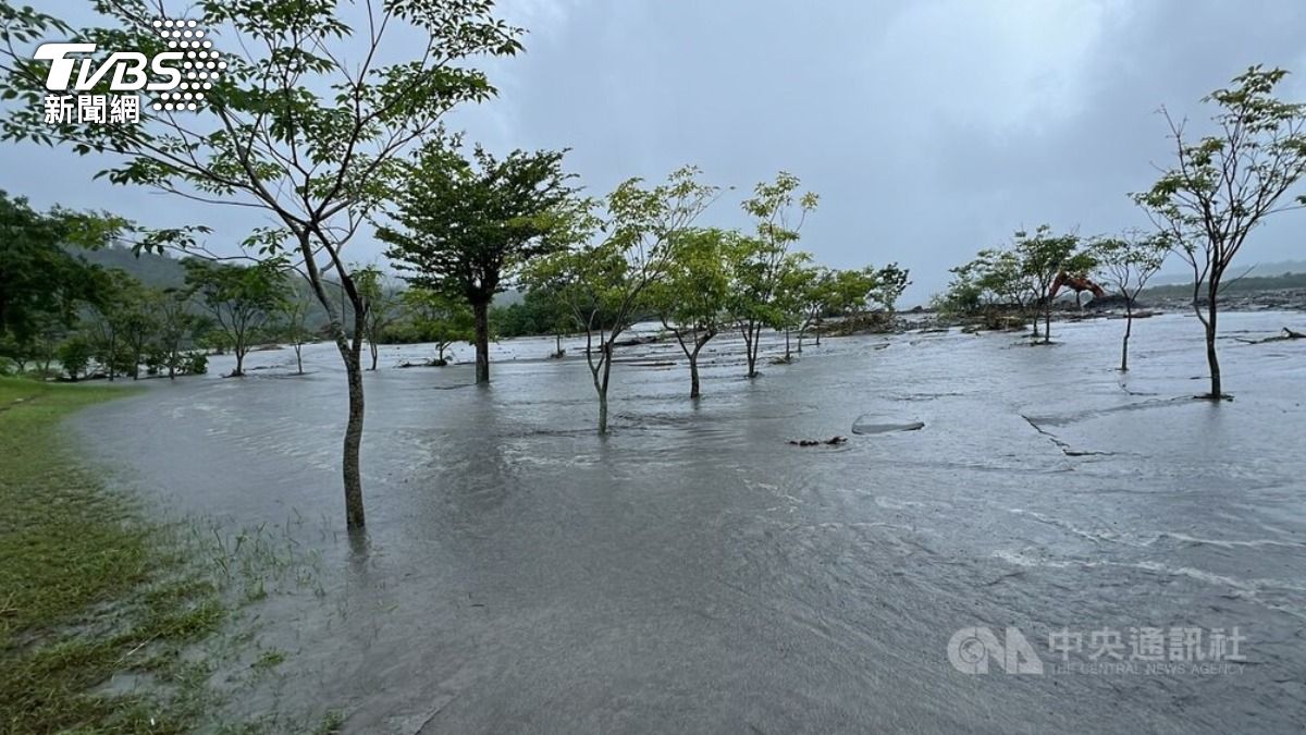 台東山區豪大雨導致溪流暴漲，鹿野鄉鹿寮溪下游3日潰堤，洪水灌入旁邊的新良濕地公園，目前變成汪洋一片，面積少了一半。（圖／中央社）