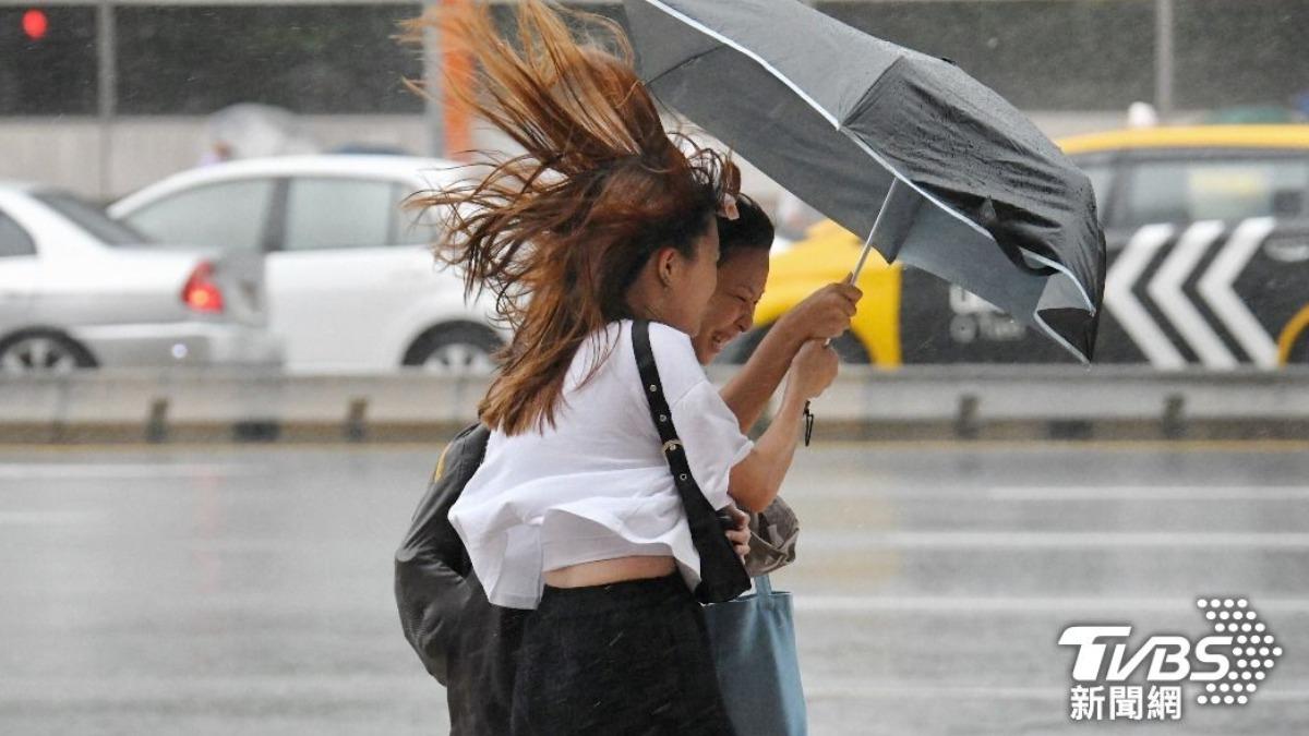 山陀兒颱風登陸高雄，帶來狂風暴雨，房屋都在晃。（圖／胡瑞麒攝）