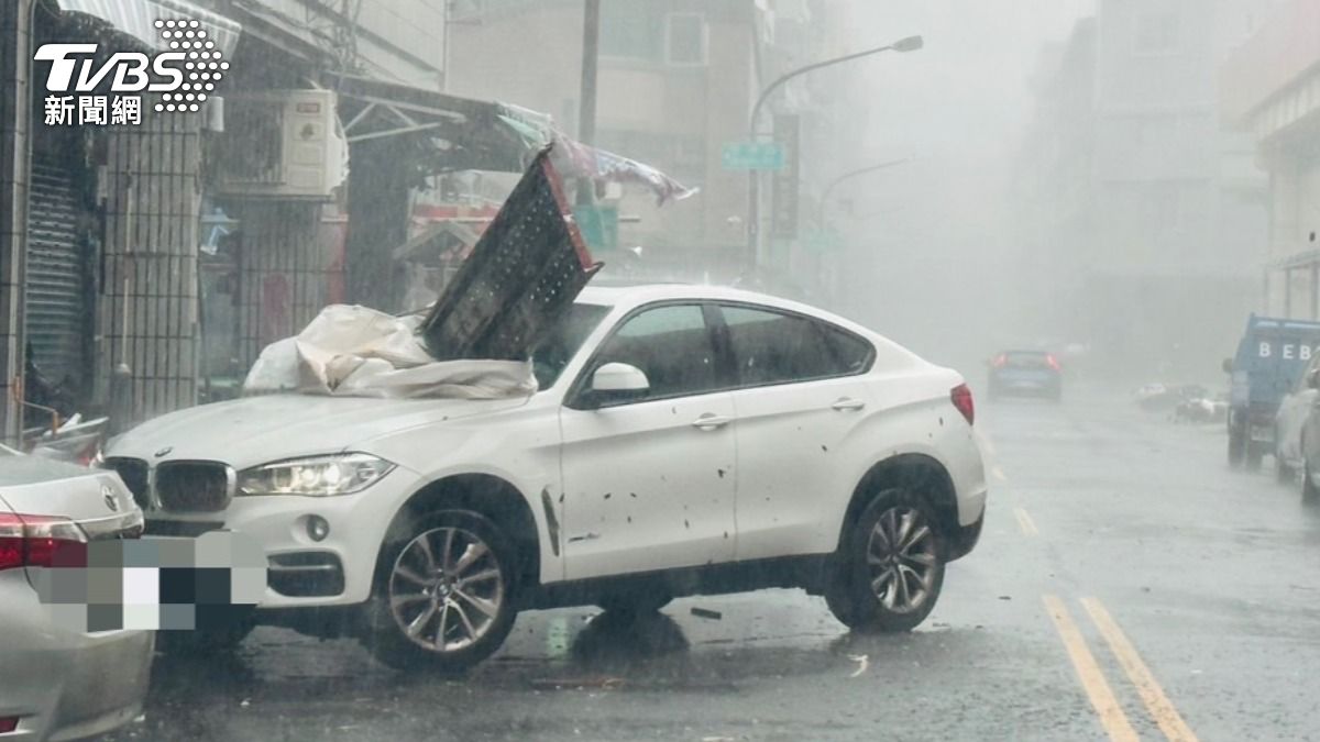 BMW休旅車遭工地鐵片貫穿。（圖／TVBS）