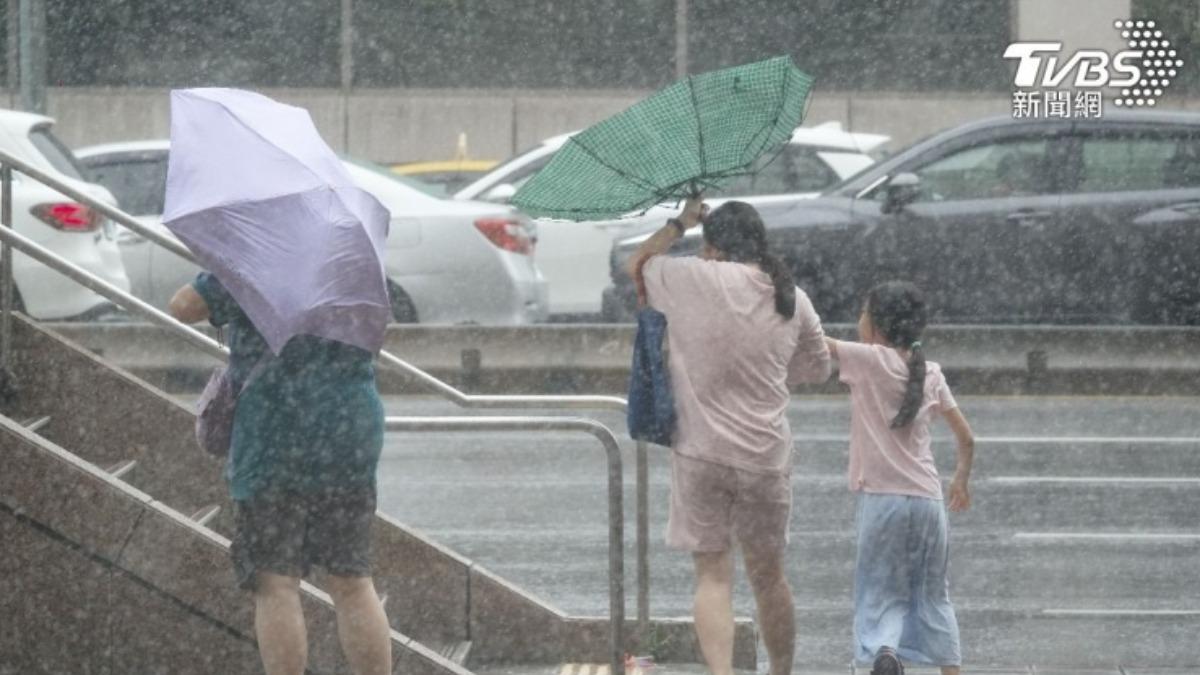 氣象署針對10縣市發布大雨特報。（資料照／張哲鳴攝）