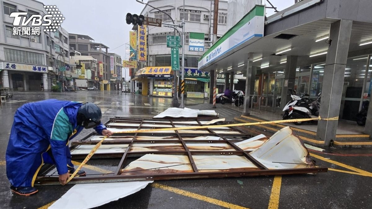 颱風山陀兒登陸高雄，多處招牌遭吹落。（圖／中央社）