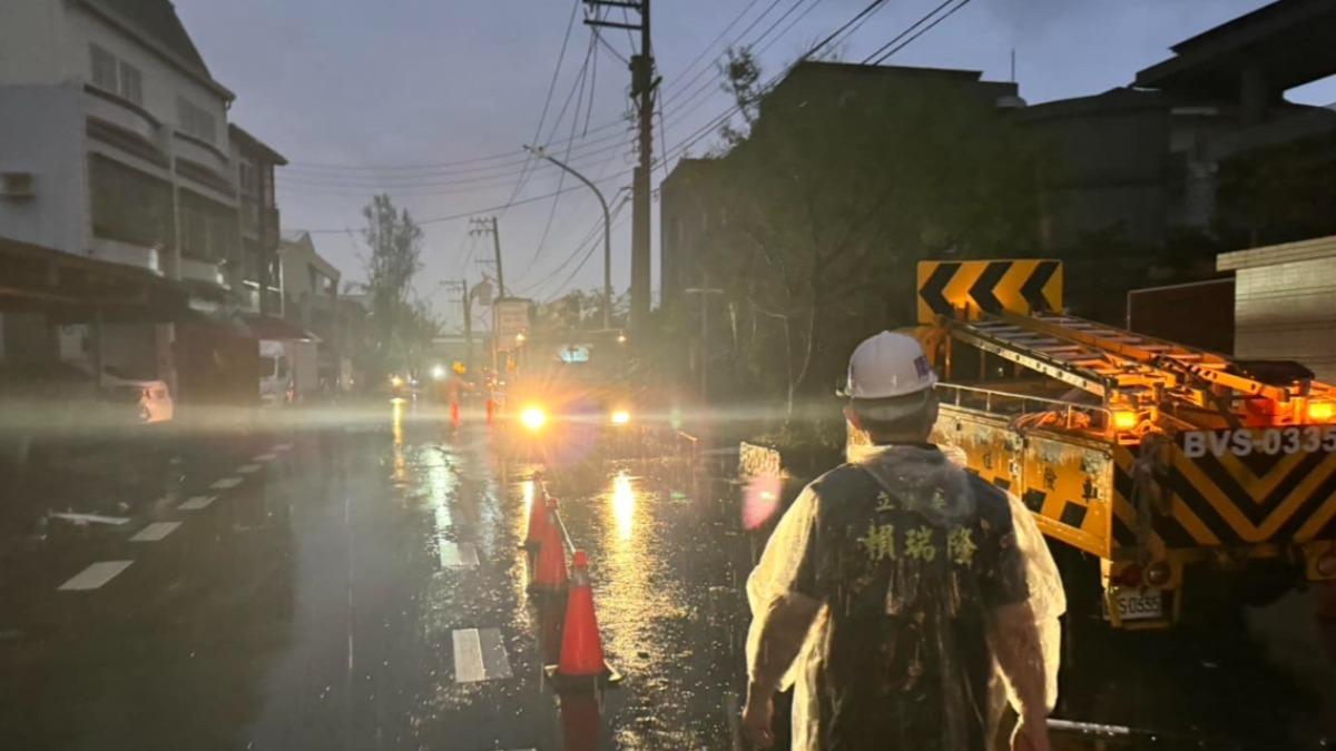 高雄多地停電，台電搶修中。（圖／翻攝立委賴瑞隆fb）