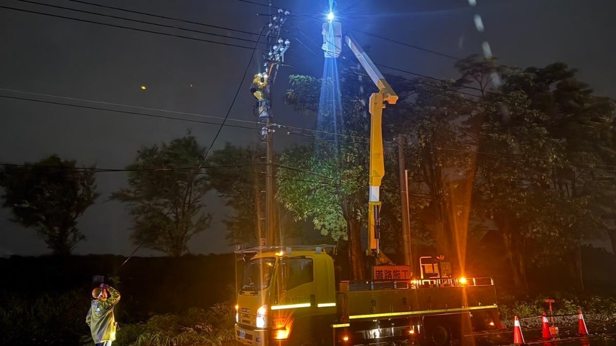 台電鳳山區處2日晚間赴高雄市大寮區進行電桿斷線修復作業。（圖／台電提供）